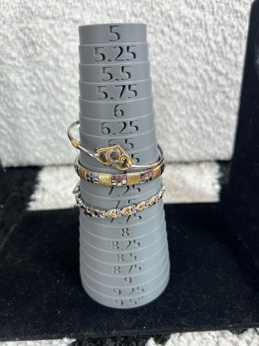 Dainty mixed metal heart bangle bracelet stack
Gold and silver tones - Picture 3 of 4
